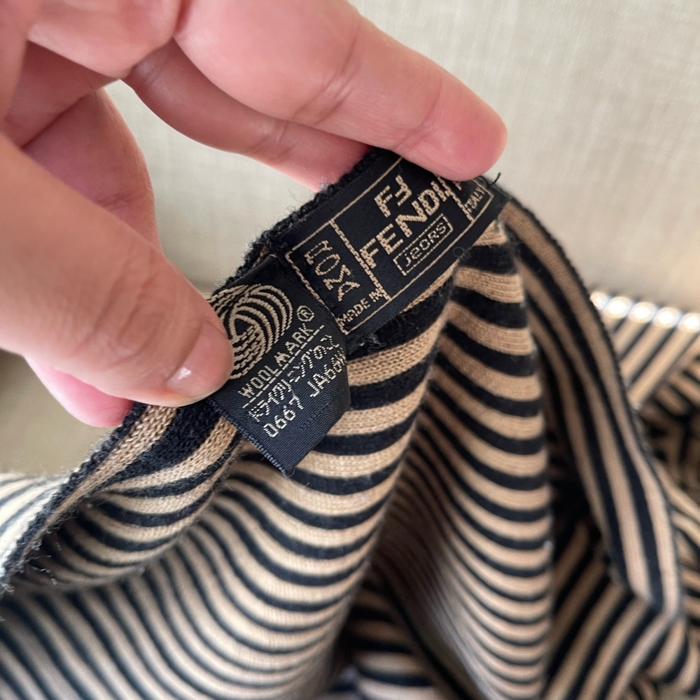 Authentic Fendi vintage wool scarf (KLV18) - Picture 5 of 8